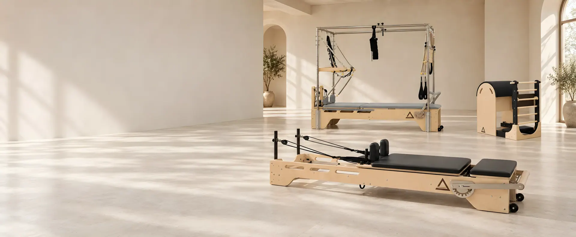 Кадиллак и реформер NextPilates в светлой студии