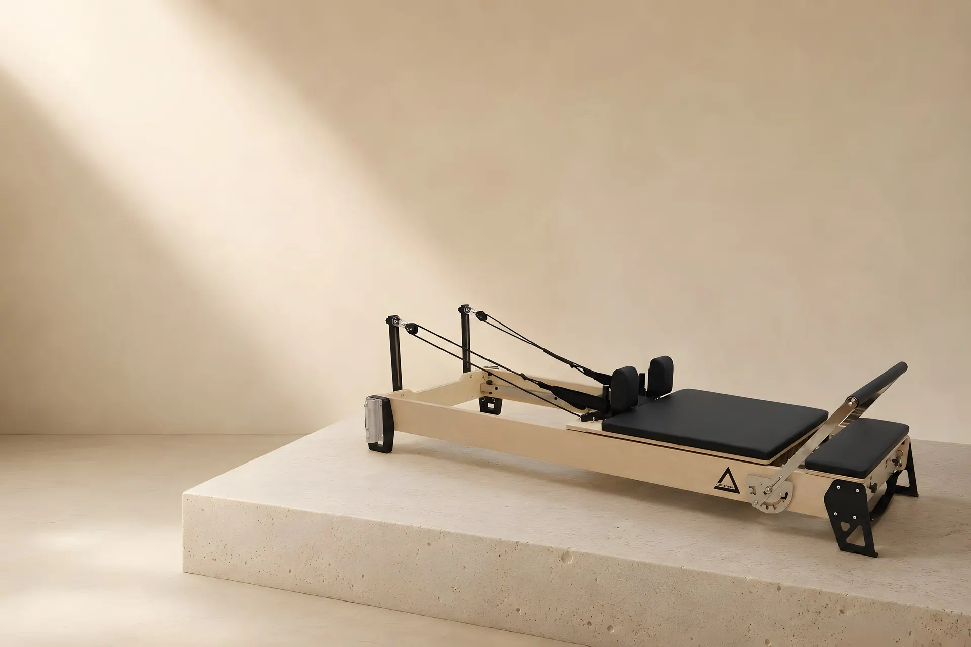 Реформер NextPilates в светлой студии
